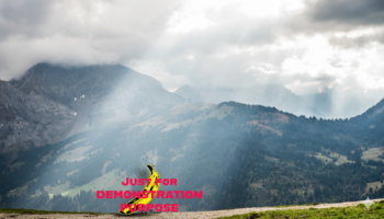 Andy Warhols Banane vom Velvet Underground Plattencover im Sonnenstrahl vor Bergkulisse. Über der Banane liegt ein Hinweis "nur zu Demontrationszwecken", dass das Original verfremdet. 