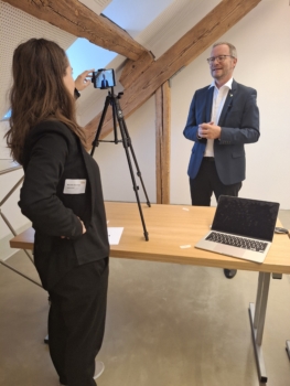 Interviewsituation im Newsroom