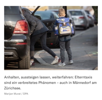 Auto mit offener Tür am Strassenrand. Eine Person beugt sich auf den Beifahrersitz. Daneben steht ein Kind mit Schulranzen. 