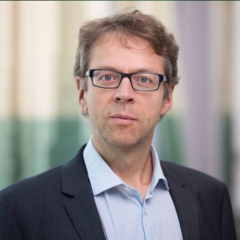 Guido Keel – präsentiert die Studie, er ist Medienwissenschaftler und leitet das Institut für Angewandte Medienwissenschaft (IAM) an der ZHAW Zürcher Hochschule für Angewandte Wissenschaften. Er war zudem 2025 als Berater für den Beauftragten für Medienfreiheit bei der OSZE in Wien tätig.