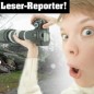 Leser-Reporter mit Kamera vor zerstörtem Haus